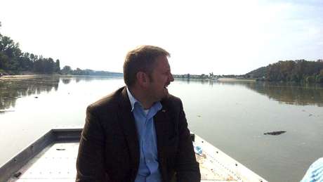 Em barco, Jedlicka tenta chegar o mais perto possível do pântano de 7 km² onde fica Liberland