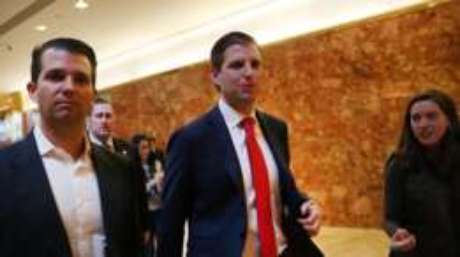 Donald (esq.) e Eric Trump tem papéis importantes nos negócios de seu pai