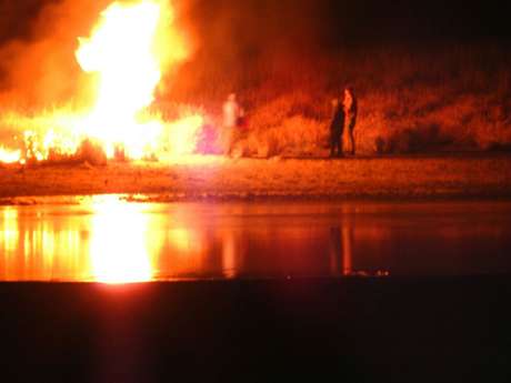 En esta imagen proporcionada por el departamento de policía del condado de Morton, fuerzas de seguridad y manifestantes chocan cerca del lugar donde se construye el oleoducto Dakota Access el domingo 20 de noviembre de 2016, en Cannon Ball, North Dakota.