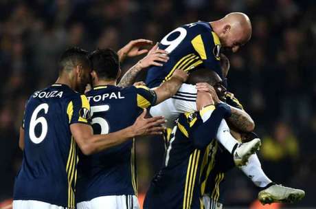 Jogadores comemoram um dos gols do Fenerbahçe (Foto: Ozan Kose / AFP) Jogadores comemoram um dos gols do Fenerbahçe (Foto: Ozan Kose / AFP)