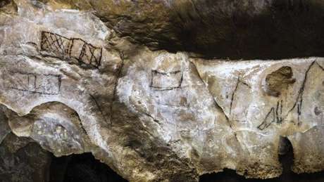 À primeira vista, os rabiscos parecem traços sem importância, como estes das cavernas espanholas conhecidas como Las Chimeneas