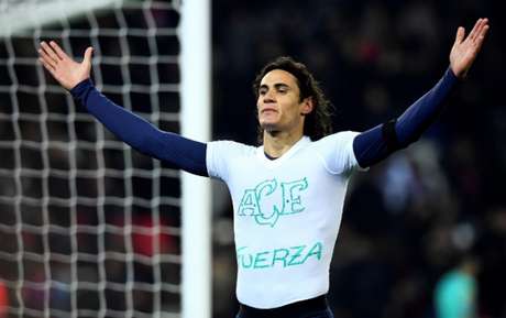 Atacante marcou o segundo gol da partida e deixou sua mensagem tirando a camisa (FRANCK FIFE / AFP)