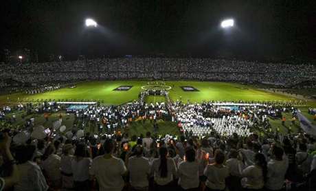 O Atlético Nacional homenageou a Chapecoense na última quarta-feira (Foto: LUIS ACOSTA/AFP)