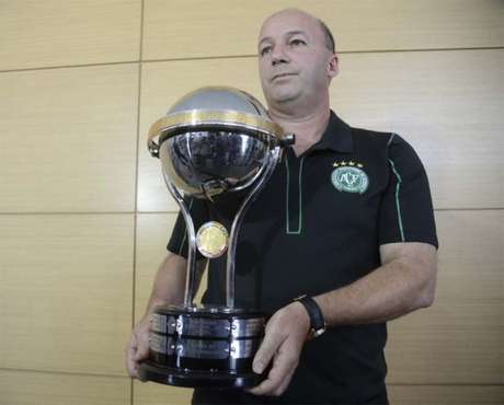 Marcelo Zelote, diretor da Chape, recebeu réplica da taça, em Medellín (foto:RAUL ARBOLEDA/AFP)