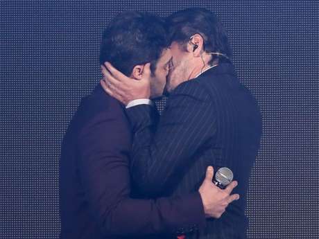 Marcelo Serrado e Marcos Veras se beijam durante prêmio 'Men Of The Year', da revista 'GQ', apresentado por eles nesta quinta-feira, 1º de dezembro de 2016