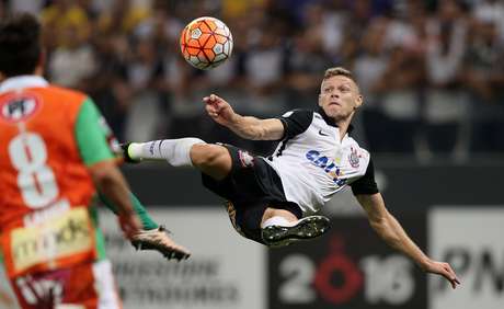 Marlone marcou um golaço de voleio contra o Cobresal pela Libertadores 2016