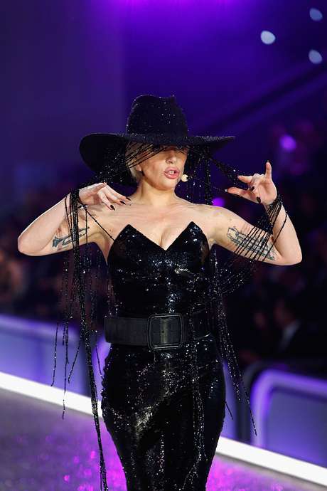 Getty Images Lady Gaga y su accesorio de un millón de dólares por momentos se robó el show.