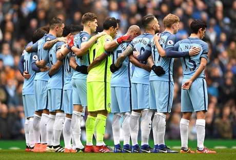 Jogadores do Manchester City durante minuto de silêncio em homenagem aos mortos em acidente com avião da Chapecoense