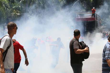 Policiais militares e integrantes da Força Nacional de Segurança usaram bombas de gás lacrimogênio, gás de pimenta e de efeito moral para dispersar os manifestantes