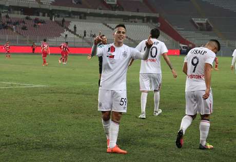 Cristian Ortiz le anotó 3 tantos cada uno a Alianza Lima y a Universitario y uno a Sporting Cristal en su estelar 2016.