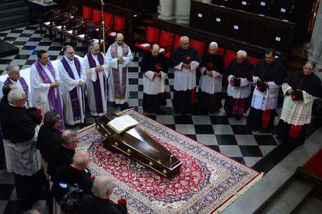 Uma celebração solene, na Catedral Metropolitana da Sé, no centro da capital paulista, hoje à tarde, marca a despedida de dom Paulo Evaristo Arns, depois de aproximadamente 44 horas de velório