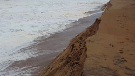 BBC Brasil Para bióloga do Tamar, tais eventos extremos, como o temporal que levou a faixa de areia embora em Regência, estão se tornando cada vez mais comuns.