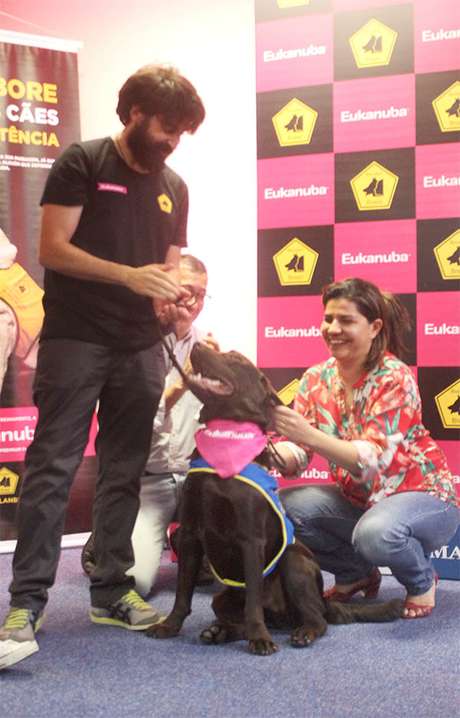 Família de Maria Clara recebe Pandeiro, um Labrador Retriever Família de Maria Clara recebe Pandeiro, um Labrador Retriever