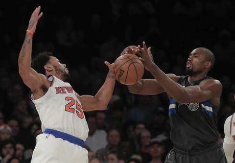 Derrick Rose (25), de los Knicks de Nueva York, y Serge Ibaka (7), del Magic de Orlando, disputan un balón suelto en el tercer cuarto del juego del jueves 22 de diciembre de 2016, en Nueva York