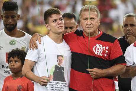 Na última edição do Jogo das Estrelas, Zico, seu criador, programou uma homenagem às vítimas da tragédia com a Chapecoense; na foto, o ex-craque está abraçado ao filho do técnico Caio Júnior, que morreu na queda do avião na Colômbia