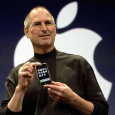 Steve Jobs anuncia o primeiro iPhone em janeiro de 2007 Steve Jobs anuncia o primeiro iPhone em janeiro de 2007