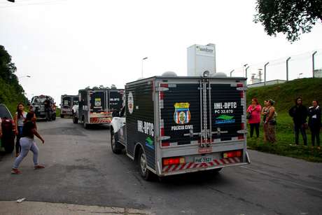Carros do IML deixam o presídio em Manaus com corpos dos presidiários mortos durante a rebelião