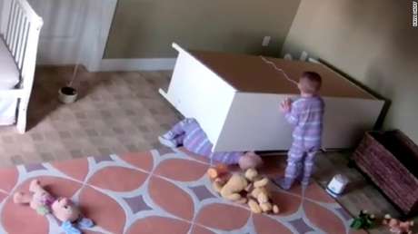 Mira cómo este niño de 2 años rescata a su hermano gemelo