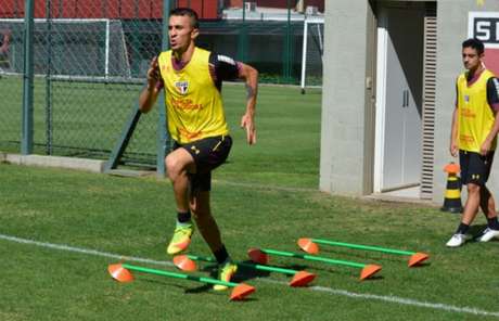 Volante João Schmidt durante treino do São Paulo (Foto: Felipe Espíndola/saopaulofc.net)