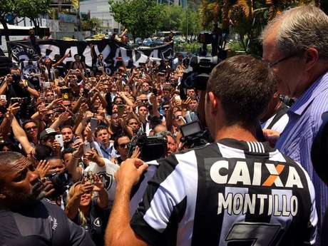 Torcida recepciona Montillo em sua chegada em Coronel Severiano, no Rio de Janeiro