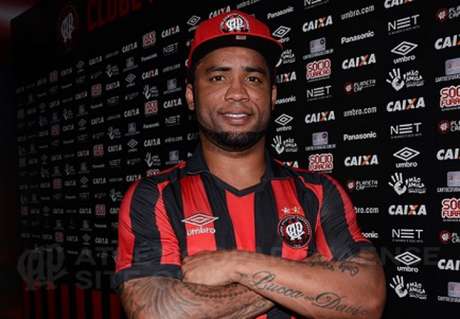 Experiente meio-campista chega por contra(Marco Oliveira/Atlético-PR) Experiente meio-campista chega por contra(Marco Oliveira/Atlético-PR)