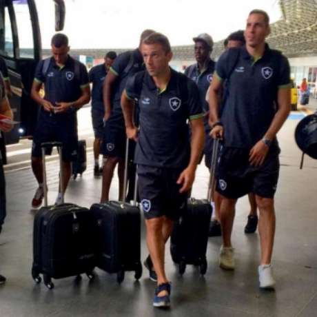 Delegação alvinegra conta com reforços e jovens promovidos do time de juniores (Foto: Twitter/Botafogo) Delegação alvinegra conta com reforços e jovens promovidos do time de juniores (Foto: Twitter/Botafogo)