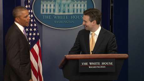 Josh Earnest fazia sua última conferência com jornalistas quando presidente apareceu.