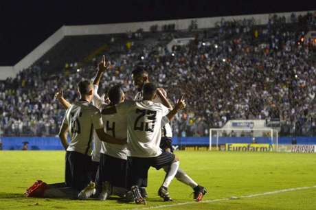 Gol de zagueiro aos 11 do segundo tempo selou a classificação corintiana em Barueri (Foto:Mauro Horita/AGIF) Gol de zagueiro aos 11 do segundo tempo selou a classificação corintiana em Barueri (Foto:Mauro Horita/AGIF)