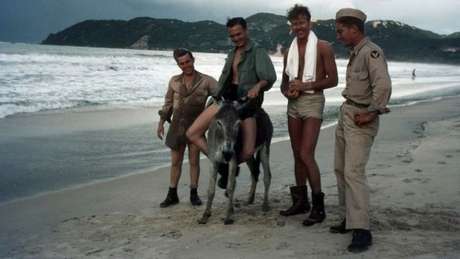 Soldados americanos se divertem em praia em Natal durante a Segunda Guerra Mundial 