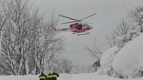 Equipes de resgate trabalham no local da avalanche que atingiu um hotel na Itália.