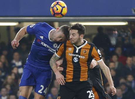 Ryan Mason (a la derecha), en el momento del choque con el defensa del Chelsea, Gary Cahill