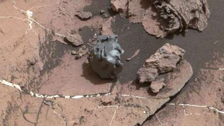Em outubro do ano passado, o Curiosity encontrou este meteorito na mesma região de Marte 