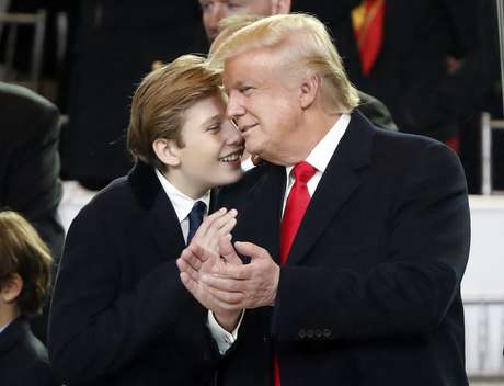 AP El presidente Donald Trump con su hijo menor, Barron.
