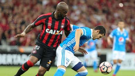 Grafite foi o autor do gol da vitória do Atlético-PR (Foto: Geraldo Bubniak/AGB)