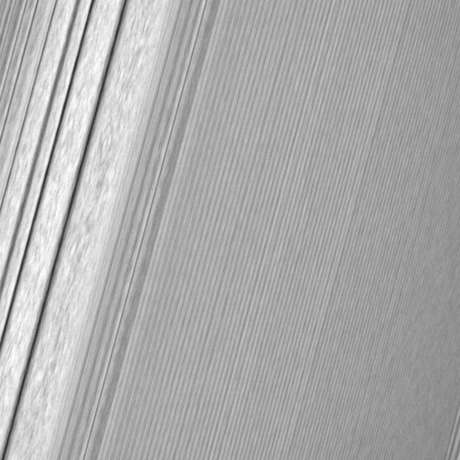 Imagem mostra anel A, à esquerda, e uma 'onda de densidade' - um acúmulo de material que se formou a partir da tração das luas Janus e Epimetheus. Imagem mostra anel A, à esquerda, e uma 'onda de densidade' - um acúmulo de material que se formou a partir da tração das luas Janus e Epimetheus.