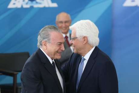 Michel  Temer  cumprimenta Moreira  Franco, novo secretário-geral  da  Presidência 