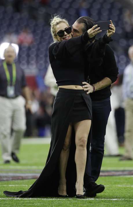 AP Lady Gaga en el campo de juego antes del inicio del Super Bowl LI.