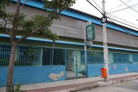 Vista da fachada da escola EMEF Ceciliano Abreu de Almeida, em Vitória (ES), nesta segunda-feira (6). A falta de policiamento nas ruas de Vitória levou a prefeitura a suspender o início do ano letivo na rede municipal na manhã desta segunda-feira (6).