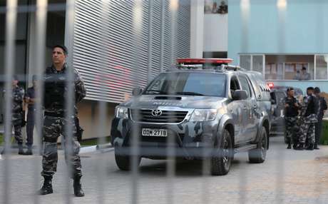 Policial militar aguarda dentro de batalhão no Espírito Santo