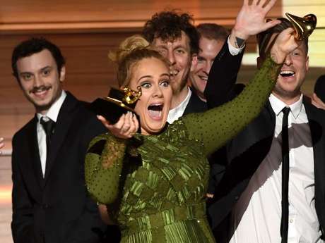 Resultado de imagem para Adele quebra troféu para dividir com Beyoncé e erra nota de música no Grammy