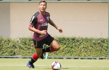 Atacante Chavez está de volta após um jogo fora mas deve começar no banco