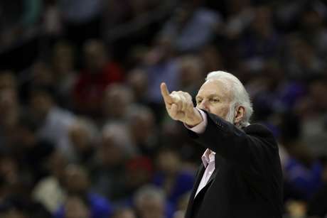 AP El entrenador Gregg Popovich de los Spurs de San Antonio durante el partido contra los 76ers de Filadelfia, el miércoles 8 de febrero de 2017