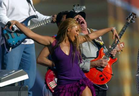 En esta foto del 26 de enero del 2003, Beyonce y el guitarrista Carlos Santana actúan en el espectáculo previo al Super Bowl, en San Diego. Santana dijo en Facebook el 14 de febrero del 2017 que solo estaba tratando de felicitar a Adele por su victoria en los Grammy cuando dijo que Beyonce “es muy hermosa" pero “no es una cantante, cantante”.