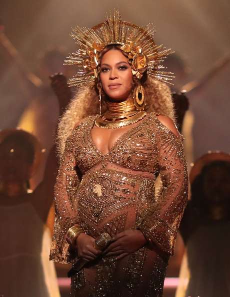 Getty Images Beyoncé lució como una diosa en el esenario de los Premios Grammy.