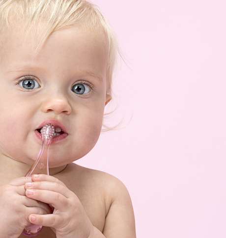 Leonid and Anna Dedukh / Shutterstock.com Dica: Colocar o mordedor um pouquinho na geladeira aumenta o alívio na gengiva da criança