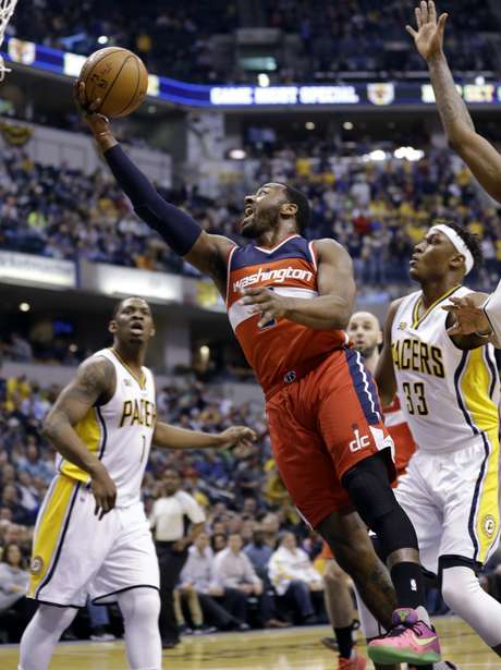 El base John Wall (2), de los Wizards de Washington, encesta frente al pivote Myles Turner (33), de los Pacers de Indiana, en el partido del jueves 16 de febrero de 2017 en Indianápolis