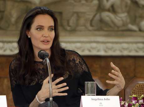 La actriz Angelina Jolie da una conferencia de prensa en Siem Reap, Camboya, el sábado 18 de febrero de 2017, previo al estreno de su película "First They Killed My Father".