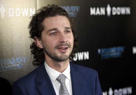 En esta imagen de archivo, tomada el 30 de noviembre de 2016, el actor Shia LaBeouf a su llegada al estreno en Los Ángeles de "Man Down". LaBeouf trasladó su proyecto de arte performance contra el presidente de EEUU, Donald Trump, a la mayor ciudad de Nuevo México.