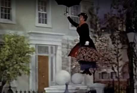 Fotograma de la escena del descenso en paraguas en &#039;Mary Poppins&#039;