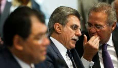 O senador Romero Jucá (centro) 